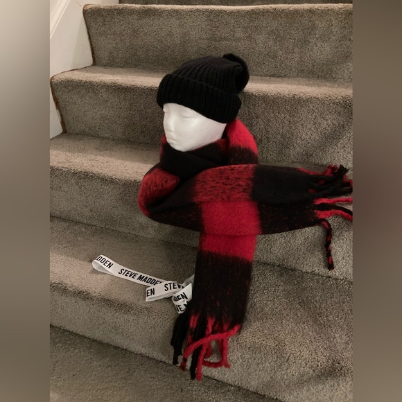NWOT STEVE MADDEN Scarf and Pom Hat Set - Picture 4 of 6